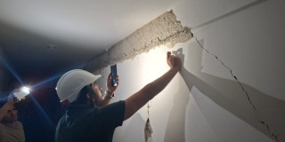 Foto de una revisión técnica a viviendas en Bogotá con grietas tras terremoto.