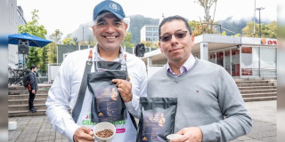 Foto de dos emprendedores y procesadores de café en Bogotá.