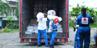 Foto de funcionarios de la Cruz Roja Seccional Bogotá-Cundinamarca, apoyando labores de descarga de vehículos con ayudas en zonas afectadas.