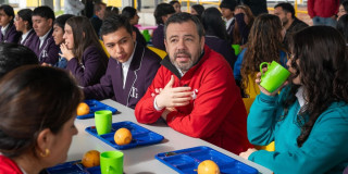 Foto del alcalde Carlos Fernando Galán junto a estudiantes del colegio Jaime Garzón.
