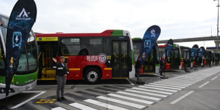 Foto de los nuevos buses duales eléctricos de TransMilenio en Bogotá.
