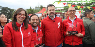 Foto de alcalde con otros funcionarios del distrito