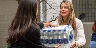 Foto de Carolina Deik, primera Dama de Bogotá, en tareas de recepción de ayudas humanitarias para damnificados por el terremoto.
