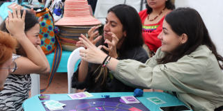 Foto de tres mujeres interactuando 