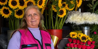 Foto de Luz Mary Rodríguez, vendedora de flores en uno de los puntos del IPES en Bogotá.