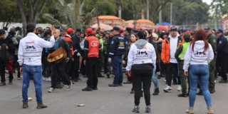 Foto de gestores de diálogo acompañando marchas en calles de Bogotá.