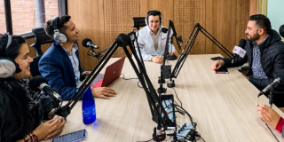 Foto de una cabina de radio de un medio comunitario en Bogotá.