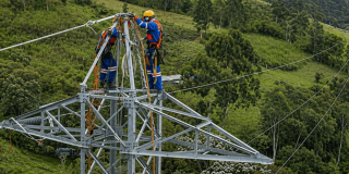 Foto que muestra trabajadores de Enel 