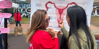 Foto de una funionaria hablando con una ciudadana 