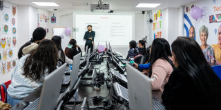 Foto de vendedores y vendedoras informales en procesos de formación con los cursos gratis del IPES.