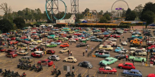 Foto de los autos antiguos y clásicos en el parqueadero del parque Salitre Mágico de Bogotá.