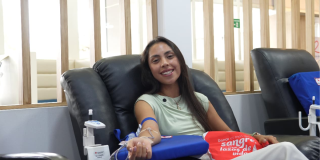 Foto de una mujer donando sangre en Bogotá.
