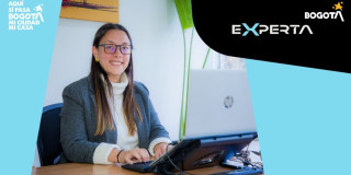 Foto de una mujer en uno de los cursos virtuales de 'Experta' en Bogotá.