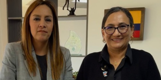 Foto de dos funcionarias del FONCEP y del Acueducto