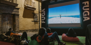 Foto de ciudadanos en ua pantalla grande la la FUGA