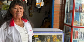 Foto de Rosalba García beneficiaria Punto Comercial del IPES en Bogotá.