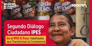 Foto de una mujer vendedora informal en un quiosco del IPES en Bogotá.