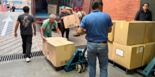 Foto de cargue de insumos médicos a camiones para su traslado desde Bogotá a zonas afectadas por el terremoto.