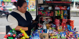 Foto de Jenny Ospina beneficiaria de mobiliarios semiestacionarios del IPES en Bogotá.