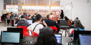 Foto de un grupo de jóvenes durante un proceso de formación con el IPES en Bogotá.