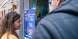 Foto de personas que reciben información sobre el programa Ingreso Mínimo Garantizado