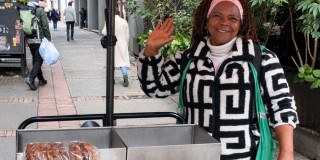 Foto de una mujer vendedora informal y beneficiaria de los mobiliarios semiestacionarios en Bogotá.