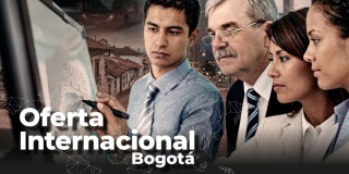 Foto de un grupo de personas en una charla en Bogotá.