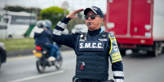 Foto de un agente de tránsito en una de las vías de Cundinamarca.
