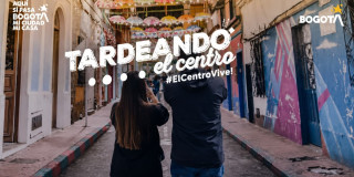 Foto de una calle en el centro de Bogotá y la imagen de 'Tardeando el Centro'.