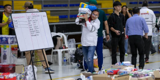 Foto de recepción de donaciones.