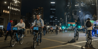 ciclistas bogotanos recorren calle de la ciudad habilitada duran Ciclovía Nocturna.