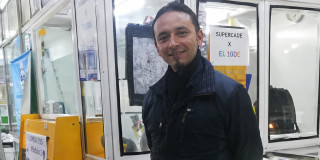 Foto de Robinson Pinzón beneficiario de uno de los Puntos Comerciales del IPES en Bogotá.