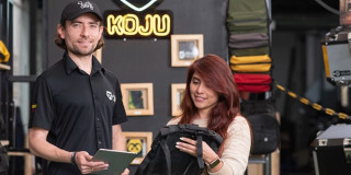 Foto de un hombre y una mujer en una empresa en Bogotá.
