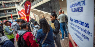 Foto de una feria de empleo en Bogotá.