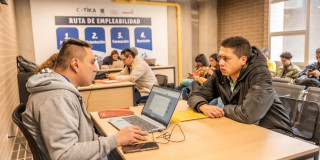 Foto de una feria de empleo en Bogotá.