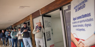 Foto de bogotanos y bogotanas accediendo a la sede de la Agencia Distrital de Empleo en Bogotá.
