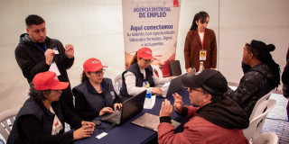 Foto de una feria de empleo en Bogotá.