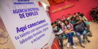 Foto de una feria de empleo en Bogotá.