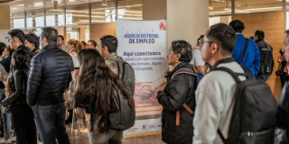 Foto de una feria de empleo en Bogotá.