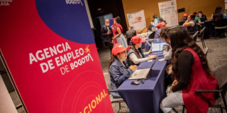 Foto de una feria de empleo en Bogotá.