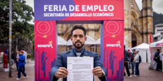 Foto de un joven en una feria de empleo en Bogotá.