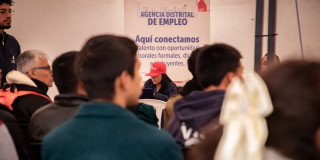Foto de una feria de empleo en Bogotá.