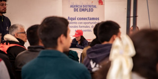 Foto de una feria de empleo en Bogotá.