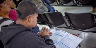 Foto de un hombre en una de las Ferias de Empleo en Bogotá.
