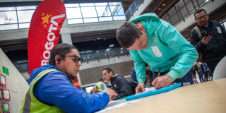 Foto de una feria de empleo en Bogotá.
