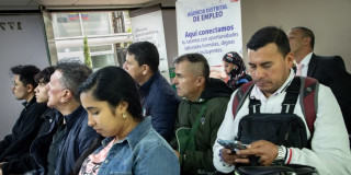 Foto de una feria de empleo en Bogotá.