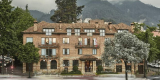 Foto de un hotel en Bogotá y de fondo los Cerros Orientales.