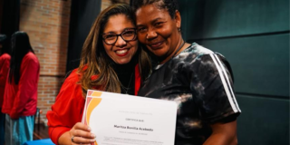 Foto de dos mujeres en la localidad de Tunjuelito.