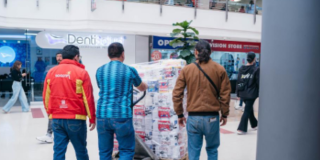 Foto de personas traslaando ayudas humanitarias.