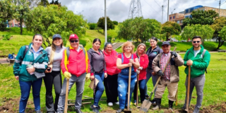Foto de funcionarios de la Alcaldía Local de Usme en una zona verde 